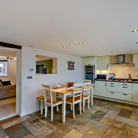 2 Bed In 95884